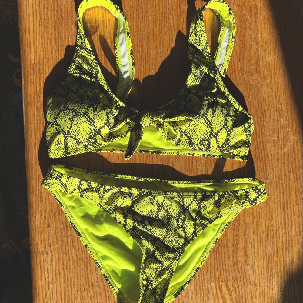 Super cute snakeskin swimsuit pair